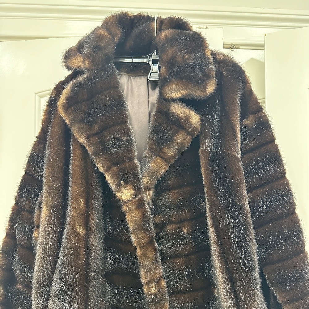 LUXURIOUS FAUX FUR COAT
